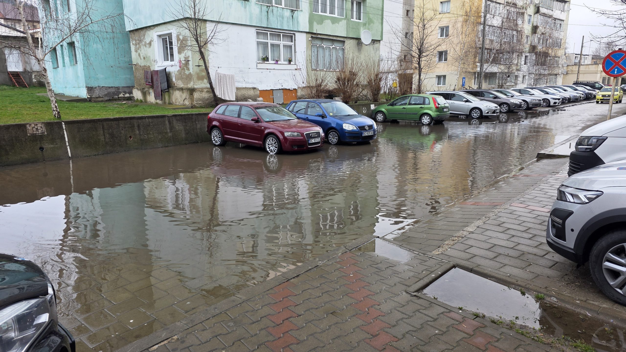 Parcare inundată în Moinești